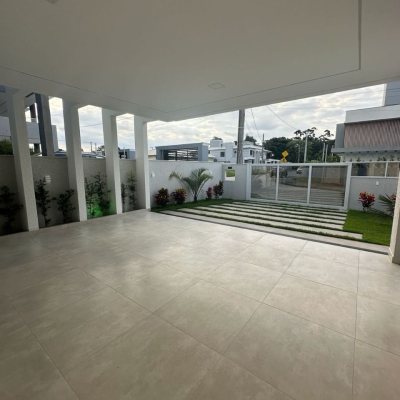 Casa Residencial com 244m², 3 quartos (sendo 3 suítes), 2 garagens, no bairro Ingleses do Rio Vermelho em Florianópolis