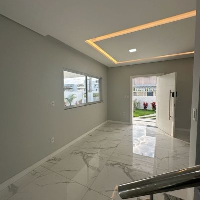 Casa Residencial com 244m², 3 quartos (sendo 3 suítes), 2 garagens, no bairro Ingleses do Rio Vermelho em Florianópolis