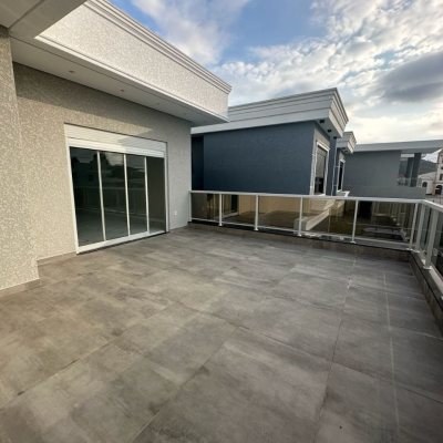 Casa Residencial com 244m², 3 quartos (sendo 3 suítes), 2 garagens, no bairro Ingleses do Rio Vermelho em Florianópolis
