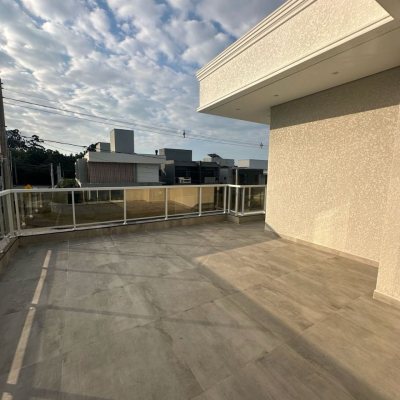Casa Residencial com 244m², 3 quartos (sendo 3 suítes), 2 garagens, no bairro Ingleses do Rio Vermelho em Florianópolis