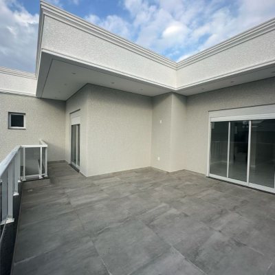 Casa Residencial com 244m², 3 quartos (sendo 3 suítes), 2 garagens, no bairro Ingleses do Rio Vermelho em Florianópolis