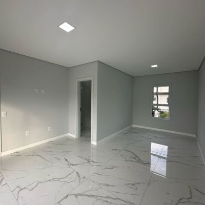 Casa Residencial com 244m², 3 quartos (sendo 3 suítes), 2 garagens, no bairro Ingleses do Rio Vermelho em Florianópolis