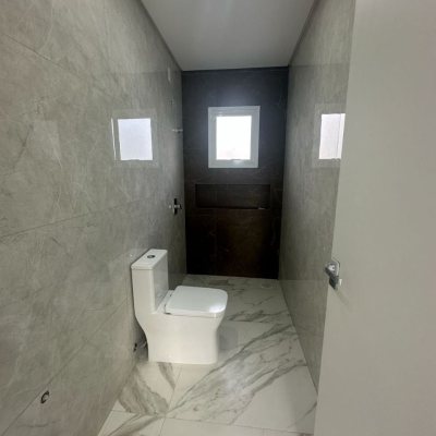 Casa Residencial com 244m², 3 quartos (sendo 3 suítes), 2 garagens, no bairro Ingleses do Rio Vermelho em Florianópolis