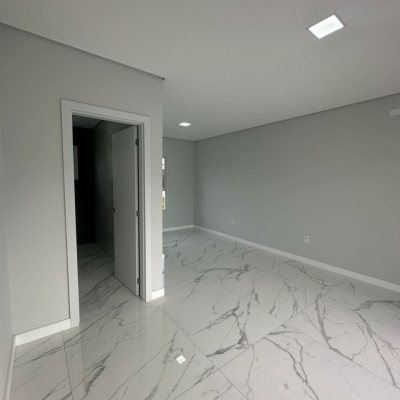 Casa Residencial com 244m², 3 quartos (sendo 3 suítes), 2 garagens, no bairro Ingleses do Rio Vermelho em Florianópolis