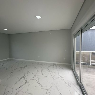 Casa Residencial com 244m², 3 quartos (sendo 3 suítes), 2 garagens, no bairro Ingleses do Rio Vermelho em Florianópolis