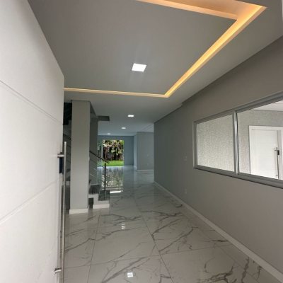 Casa Residencial com 244m², 3 quartos (sendo 3 suítes), 2 garagens, no bairro Ingleses do Rio Vermelho em Florianópolis