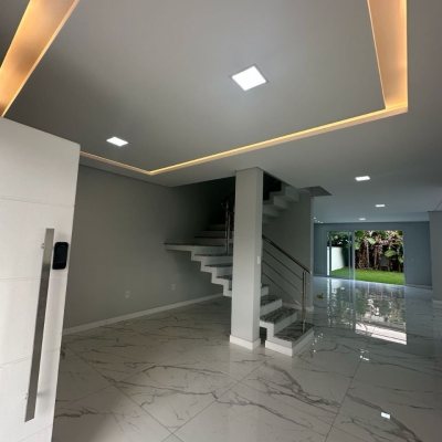 Casa Residencial com 244m², 3 quartos (sendo 3 suítes), 2 garagens, no bairro Ingleses do Rio Vermelho em Florianópolis