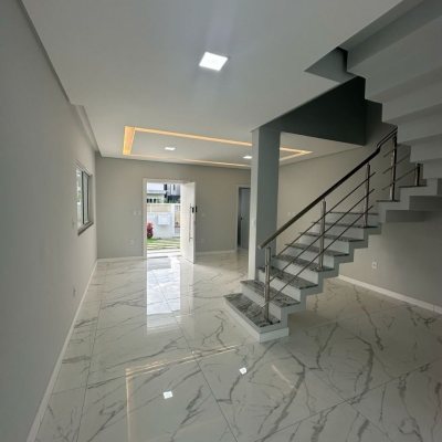 Casa Residencial com 244m², 3 quartos (sendo 3 suítes), 2 garagens, no bairro Ingleses do Rio Vermelho em Florianópolis