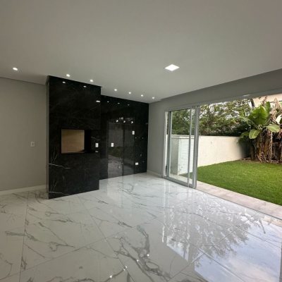Casa Residencial com 244m², 3 quartos (sendo 3 suítes), 2 garagens, no bairro Ingleses do Rio Vermelho em Florianópolis