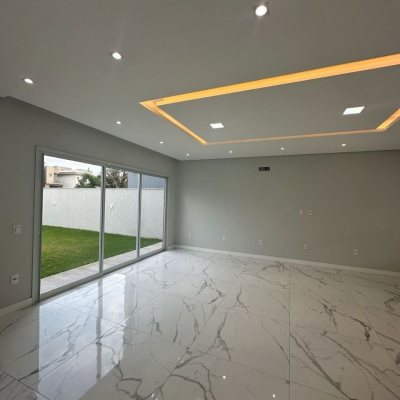 Casa Residencial com 244m², 3 quartos (sendo 3 suítes), 2 garagens, no bairro Ingleses do Rio Vermelho em Florianópolis