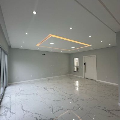 Casa Residencial com 244m², 3 quartos (sendo 3 suítes), 2 garagens, no bairro Ingleses do Rio Vermelho em Florianópolis