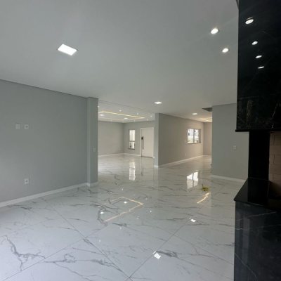 Casa Residencial com 244m², 3 quartos (sendo 3 suítes), 2 garagens, no bairro Ingleses do Rio Vermelho em Florianópolis
