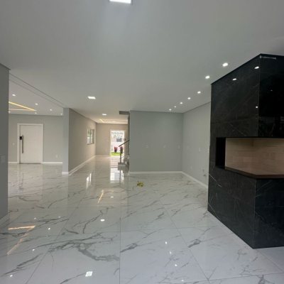 Casa Residencial com 244m², 3 quartos (sendo 3 suítes), 2 garagens, no bairro Ingleses do Rio Vermelho em Florianópolis