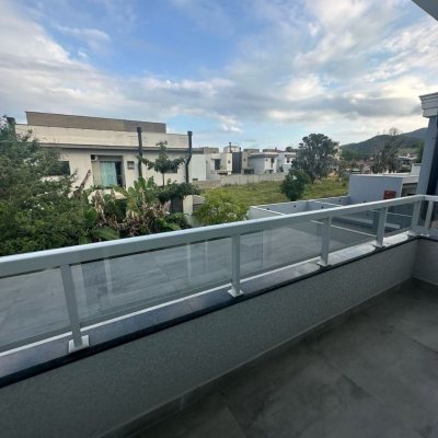 Casa Residencial com 244m², 3 quartos (sendo 3 suítes), 2 garagens, no bairro Ingleses do Rio Vermelho em Florianópolis