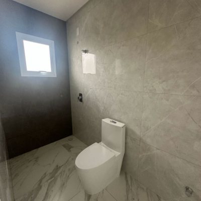 Casa Residencial com 244m², 3 quartos (sendo 3 suítes), 2 garagens, no bairro Ingleses do Rio Vermelho em Florianópolis