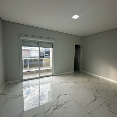 Casa Residencial com 244m², 3 quartos (sendo 3 suítes), 2 garagens, no bairro Ingleses do Rio Vermelho em Florianópolis