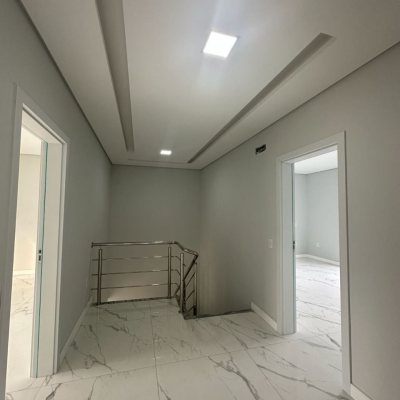 Casa Residencial com 244m², 3 quartos (sendo 3 suítes), 2 garagens, no bairro Ingleses do Rio Vermelho em Florianópolis