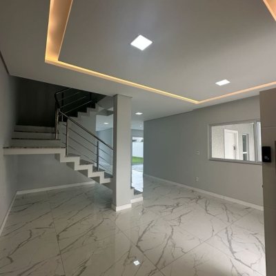 Casa Residencial com 244m², 3 quartos (sendo 3 suítes), 2 garagens, no bairro Ingleses do Rio Vermelho em Florianópolis