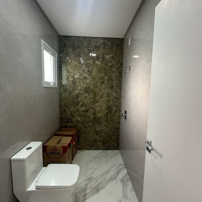 Casa Residencial com 244m², 3 quartos (sendo 3 suítes), 2 garagens, no bairro Ingleses do Rio Vermelho em Florianópolis