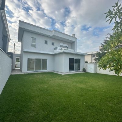 Casa Residencial com 244m², 3 quartos (sendo 3 suítes), 2 garagens, no bairro Ingleses do Rio Vermelho em Florianópolis