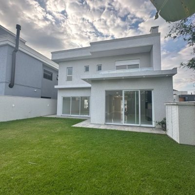 Casa Residencial com 244m², 3 quartos (sendo 3 suítes), 2 garagens, no bairro Ingleses do Rio Vermelho em Florianópolis