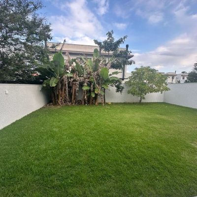 Casa Residencial com 244m², 3 quartos (sendo 3 suítes), 2 garagens, no bairro Ingleses do Rio Vermelho em Florianópolis