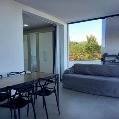 Casa Residencial com 430m², 10 quartos (sendo 6 suítes), 5 garagens, no bairro RIO TAVARES em Florianópolis