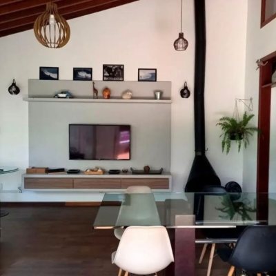 Casa Residencial com 430m², 10 quartos (sendo 6 suítes), 5 garagens, no bairro RIO TAVARES em Florianópolis