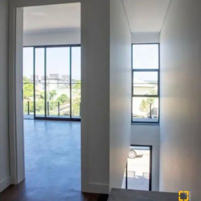 Casa Residencial com 430m², 10 quartos (sendo 6 suítes), 5 garagens, no bairro RIO TAVARES em Florianópolis