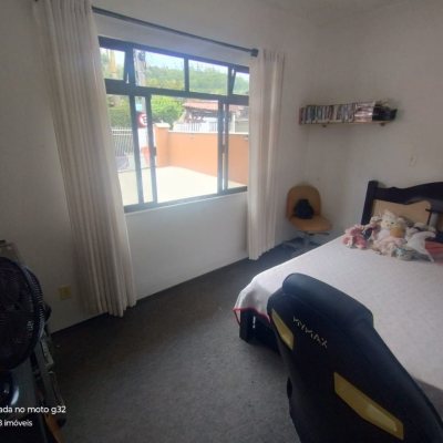 Casa Residencial com 159m², 4 quartos, 2 garagens, no bairro Córrego Grande em Florianópolis