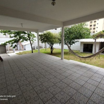Casa Residencial com 159m², 4 quartos, 2 garagens, no bairro Córrego Grande em Florianópolis