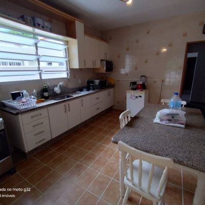 Casa Residencial com 159m², 4 quartos, 2 garagens, no bairro Córrego Grande em Florianópolis