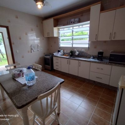Casa Residencial com 159m², 4 quartos, 2 garagens, no bairro Córrego Grande em Florianópolis