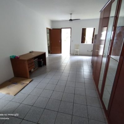 Casa Residencial com 159m², 4 quartos, 2 garagens, no bairro Córrego Grande em Florianópolis