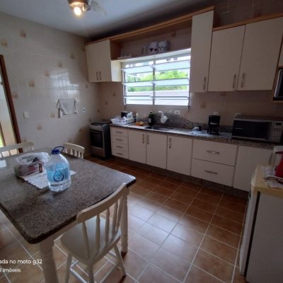 Casa Residencial com 159m², 4 quartos, 2 garagens, no bairro Córrego Grande em Florianópolis