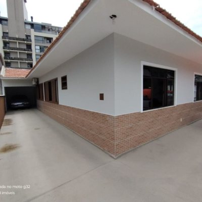 Casa Residencial com 159m², 4 quartos, 2 garagens, no bairro Córrego Grande em Florianópolis