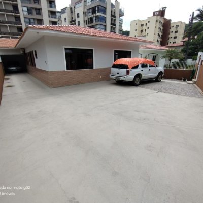 Casa Residencial com 159m², 4 quartos, 2 garagens, no bairro Córrego Grande em Florianópolis
