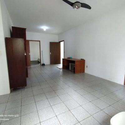 Casa Residencial com 159m², 4 quartos, 2 garagens, no bairro Córrego Grande em Florianópolis