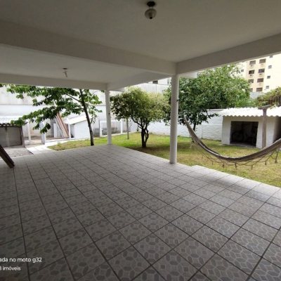 Casa Residencial com 159m², 4 quartos, 2 garagens, no bairro Córrego Grande em Florianópolis