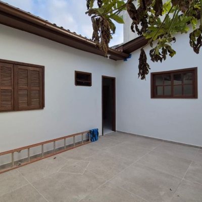 Casa Residencial com 116m², 5 quartos (sendo 1 suíte), 2 garagens, no bairro Ingleses do Rio Vermelho em Florianópolis