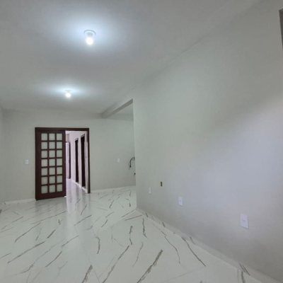 Casa Residencial com 116m², 5 quartos (sendo 1 suíte), 2 garagens, no bairro Ingleses do Rio Vermelho em Florianópolis
