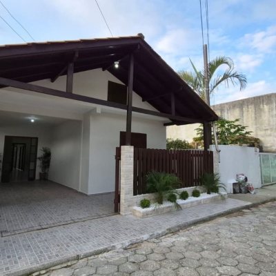 Casa Residencial com 116m², 5 quartos (sendo 1 suíte), 2 garagens, no bairro Ingleses do Rio Vermelho em Florianópolis