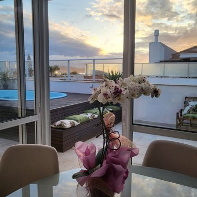Apartamentos com 145m², 3 quartos (sendo 1 suíte), 2 garagens, no bairro Ponta Das Canas em Florianópolis