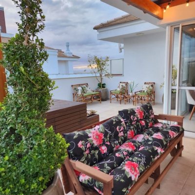 Apartamentos com 145m², 3 quartos (sendo 1 suíte), 2 garagens, no bairro Ponta Das Canas em Florianópolis