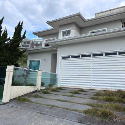 Casa Residencial com 226m², 3 quartos (sendo 1 suíte), 2 garagens, no bairro Pedra Branca em Palhoça