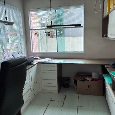 Casa Residencial com 226m², 3 quartos (sendo 1 suíte), 2 garagens, no bairro Pedra Branca em Palhoça