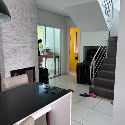 Casa Residencial com 226m², 3 quartos (sendo 1 suíte), 2 garagens, no bairro Pedra Branca em Palhoça