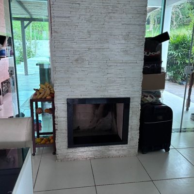 Casa Residencial com 226m², 3 quartos (sendo 1 suíte), 2 garagens, no bairro Pedra Branca em Palhoça