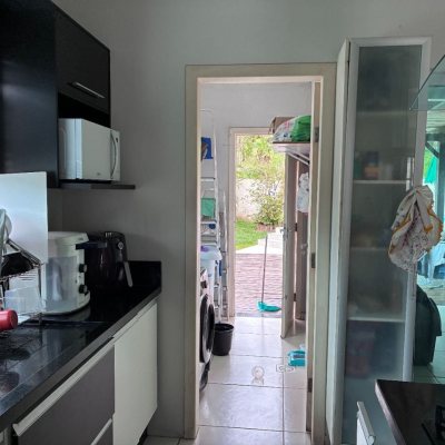Casa Residencial com 226m², 3 quartos (sendo 1 suíte), 2 garagens, no bairro Pedra Branca em Palhoça