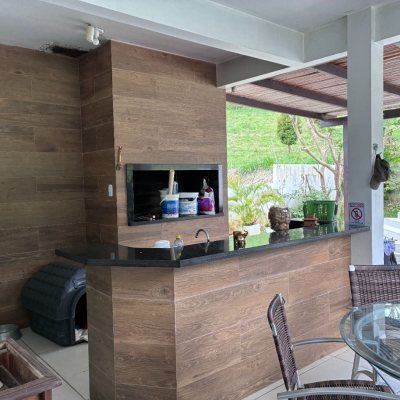 Casa Residencial com 226m², 3 quartos (sendo 1 suíte), 2 garagens, no bairro Pedra Branca em Palhoça